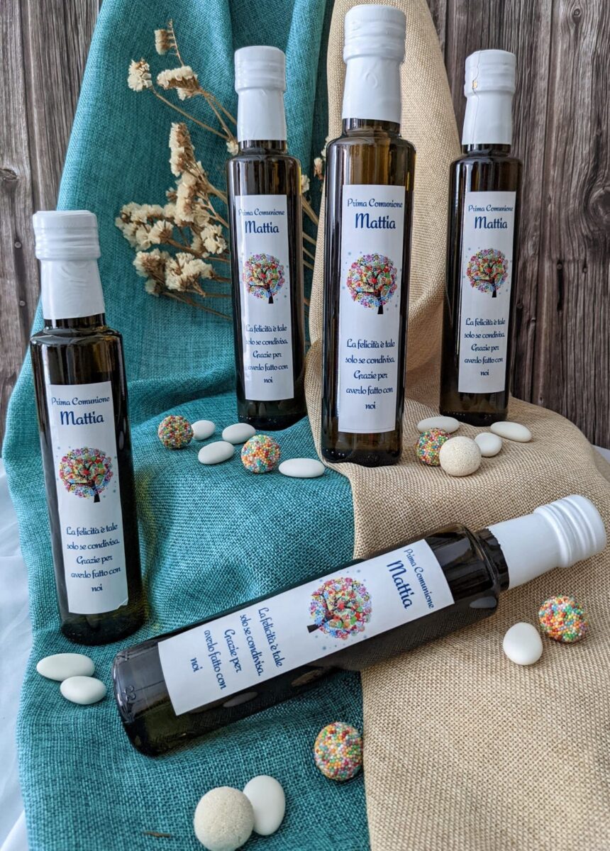 Bottiglie e orcio ceramica con olio extravergine – bomboniere personalizzate prima comunione